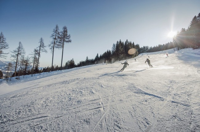 Zwei Freundinnen beim Skifahren in der Ladies Week in der 4-Berge-Skischaukel in Schladming-Dachstein