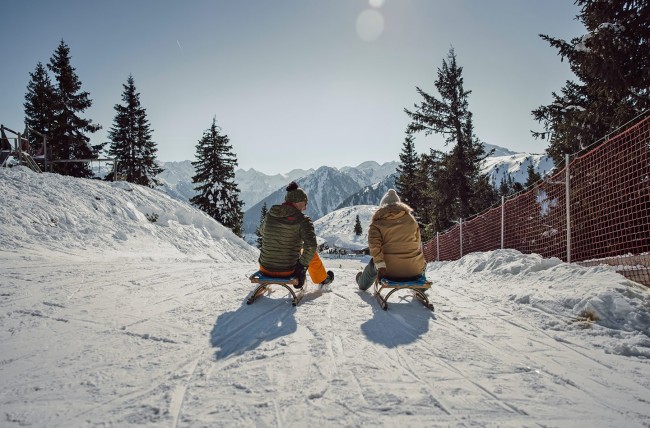 Schlittenfahren von der Hochwurzen ins Tal